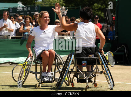 Esther Vergeer aus den Niederlanden (links) und Sharon Walraven (rechts) feiern im Finale des Damendoppel mit Rollstuhl gegen die Australierin Daniela Di Toro und die Großbritanniens Lucy Shuker Stockfoto