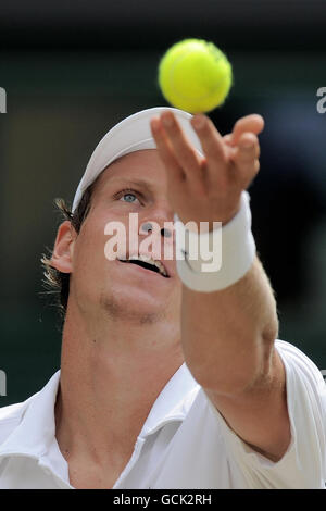 Der tschechische Tomas Berdych ist beim Finale der Männer im Einzel am dreizehn der Wimbledon Championships 2010 im All England Lawn Tennis Club in Wimbledon gegen den spanischen Rafael Nadal im Einsatz. Stockfoto