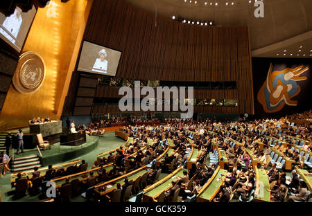 Königin Elizabeth II. Spricht vor den Vereinten Nationen im UN-Hauptquartier in New York, USA. Stockfoto