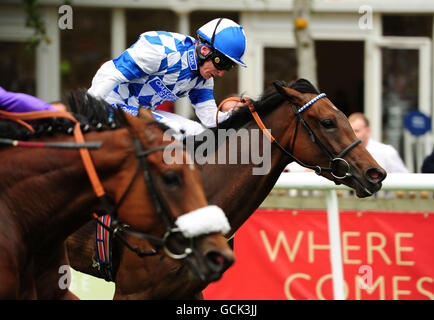 Folly Bridge von Steve Drowne kommt nach Hause, um zu gewinnen Die Handicap Stakes der E.B.F-Stutfohlen von Champagne Lanson Stockfoto