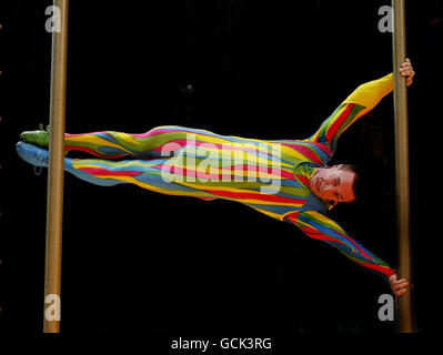 Yannick Blackburn vom Cirque Du Soleil während des Warm-Up für ihre Produktion SALTIMBANCO, die am 02 in Dublin vom 7. Bis 18. Juli läuft. Stockfoto