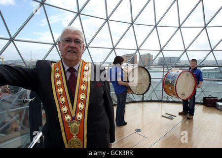 Tom Hare, County Grand Master of Belfast, bei einem Orangefest-Start in Belfast, als eine harte Revolte im Orange Order für seine dramatische Entscheidung verantwortlich gemacht wurde, ein neues System für die Überwachung kontroverser Paraden in Nordirland abzulehnen. Stockfoto