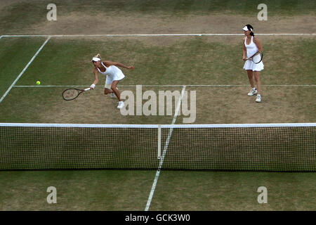 Die russische Anna Kournikova (l) in Aktion während der Einladung der Damen Spiel mit der Schweizer Partnerin Martina Hingis gegen die USA Tracy Austin Und Kathy Rinaldi-Stunkel Stockfoto