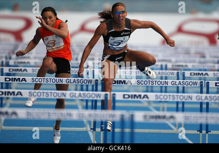 Glasgow's Lolo Jones (rechts) und Birmingham's Louise Hazel während der 100-Meter-Hürden der Frauen während des Super8-Wettbewerbs im Scotsoun Stadium, Glasgow. Stockfoto