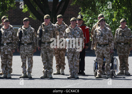 Korporal Andrew Reid (2. Rechts) schloss sich seinen Soldatenkollegen des 3. Bataillons des Yorkshire Regiments an, als sie Medaillen vom Herzog von Wellington in Battlesbury Barracks in Warminster, Wiltshire, für den Dienst an der Operation Herrick in Afghanistan erhielten. Stockfoto