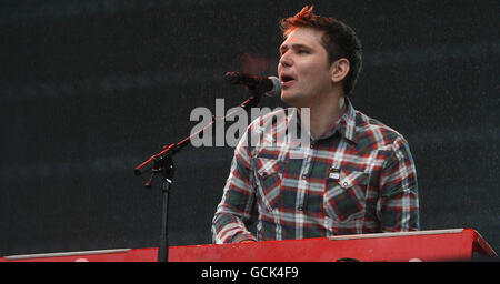 Roy Stride von Scouting for Girls tritt am zweiten Tag des Musikfestivals Oxegen auf der Rennstrecke Punchestown in Co Kildare auf. Stockfoto