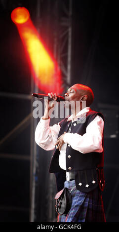 Maxi Jazz of Faithless tritt beim T in the Park Musikfestival in Balado, Kinross-Shire, Schottland, auf. Stockfoto