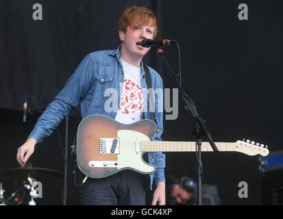 Alex Trimble vom Two Door Cinema Club tritt am dritten Tag des Oxegen Music Festivals auf der Rennstrecke von Punchestown in Co Kildare, Irland, auf. Stockfoto