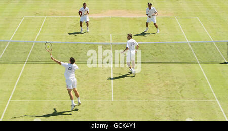 Die Briten Ken Skupski (links unten) und Colin Fleming in Aktion im Doppelspiel gegen die türkischen Ergun Zorlu (links oben) und Haluk Akkoyun während des Davis Cup im Devonshire Park, Eastbourne. Stockfoto