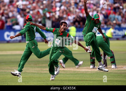 Bangladeshs Shafiul Islam feiert die Entlässt von Englands Jonathan Trott, um während der zweiten One Day International auf dem County Ground in Bristol den Sieg zu erringen. Stockfoto