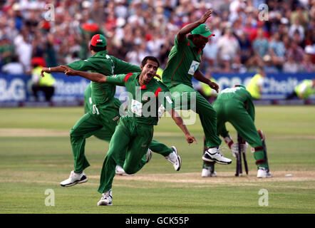 Bangladeshs Shafiul Islam feiert die Entlässt von Englands Jonathan Trott, um während der zweiten One Day International auf dem County Ground in Bristol den Sieg zu erringen. Stockfoto