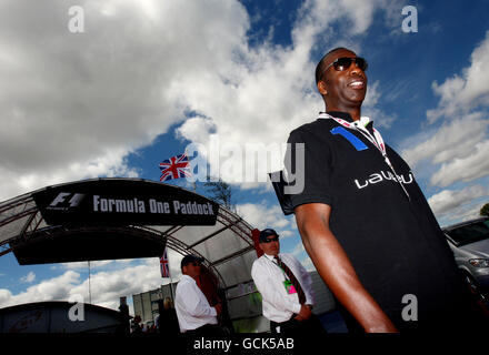 Michael Johnson kommt im Fahrerlager vor dem Santander British Grand Prix auf dem Silverstone Circuit in Northampton an. Stockfoto