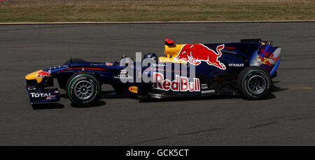 Sebastian Vettel von Red Bull Racing kommt beim Santander British Grand Prix auf dem Silverstone Circuit in Northampton von der Strecke. Stockfoto