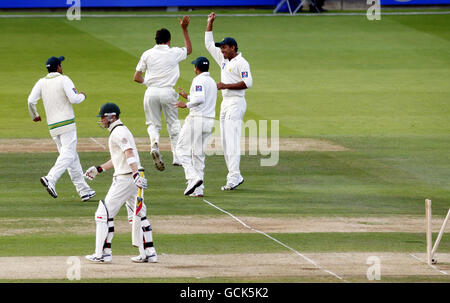 Pakistans Umar Gul (Mitte) feiert das Wicket von Australiens Michael Clarke (zweiter links), der beim ersten Testspiel am Lord's Cricket Ground, London, abbricht. Stockfoto