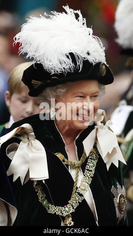 Die britische Königin Elizabeth II. Besucht den Thistle Service in der St. Giles' Cathedral in Edinburgh. Stockfoto