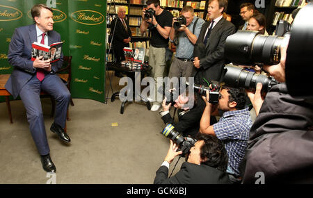 Der ehemalige Wirtschaftsminister Lord Peter Mandelson posiert für Fotografen beim Start seiner Memoiren "der dritte Mann" in Hatchards, Piccadilly, im Zentrum von London. Stockfoto