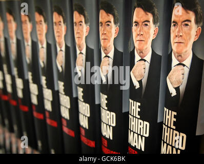 Kopien von „The Third man“, den Memoiren des ehemaligen Geschäftsministers Lord Peter Mandelson, in Hatchards, Piccadilly, im Zentrum von London. Stockfoto