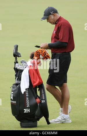 Der Caddie Steve Williams des amerikanischen Golfers Tiger Wood hält die Gäste während Runde eins der Open Championship 2010 in St Andrews Stockfoto