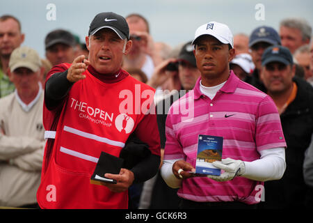 US's Tiger Woods (rechts) und sein Caddie Steve Williams während der ersten Runde der Open Championship 2010 in St Andrews, Fife, Schottland. Stockfoto