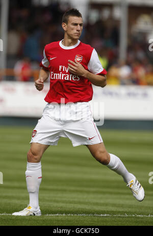 Fußball - vor der Saison freundlich - Barnett gegen Arsenal - Unterhügel-Stadion. Laurent Koscielny von Arsenal während des Vorsaison-Freundschaftsspiels in Underhill, London. Stockfoto