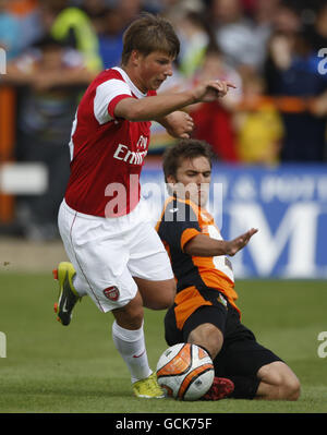 Fußball - vor der Saison freundlich - Barnett gegen Arsenal - Unterhügel-Stadion. Andrey Arshavin von Arsenal schlägt eine Herausforderung von Barnett's Ricky Holmes (Boden) während des Vorsaison-Freundschaftsspiel in Underhill, London. Stockfoto