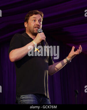 Der Komiker Ardal O'Hanlon tritt auf der Comedy-Bühne beim Latitude Festival auf, das im Henham Park in Southwold, Suffolk, stattfindet. Stockfoto