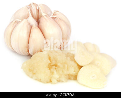 Zerdrückten Knoblauch mit Frischfisch auf weißem Hintergrund Stockfoto