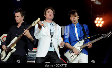 Simon le Bon und Roger Taylor von Duran Duran spielen live auf der Bühne mit Mark Ronson und The Business International in Lovebox, Victoria Park, London. Stockfoto