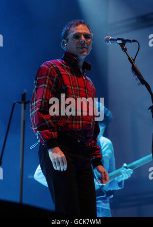 Stuart Murdoch von Belle und Sebastian tritt auf der Obelisk-Bühne beim Latitude Festival auf, das im Henham Park in Southwold, Suffolk, stattfindet. Stockfoto