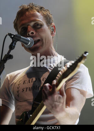 Stuart Murdoch von Belle und Sebastian tritt auf der Obelisk-Bühne beim Latitude Festival auf, das im Henham Park in Southwold, Suffolk, stattfindet. Stockfoto