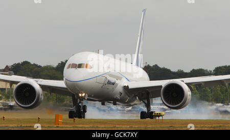 Die neue Boeing 787 Dreamliner kommt zur Farnborough Airshow in Hampshire. Stockfoto