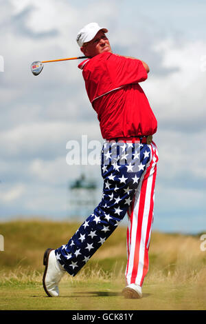 Der US-Amerikaner John Daly mit einer Hose, die das sternenverspannte Banner während der vierten Runde der Open Championship 2010 in St Andrews, Fife, Schottland, darstellt Stockfoto