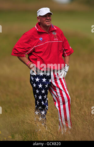 Der US-Amerikaner John Daly mit einer Hose, die das sternenverspannte Banner während der vierten Runde der Open Championship 2010 in St Andrews, Fife, Schottland, darstellt Stockfoto