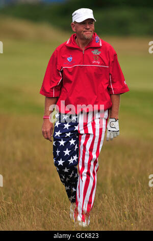 Der US-Amerikaner John Daly mit einer Hose, die das sternenverspannte Banner während der vierten Runde der Open Championship 2010 in St Andrews, Fife, Schottland, darstellt Stockfoto