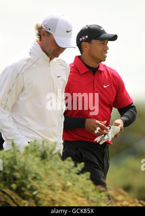 US's Tiger Woods (rechts) und Lucas Glover in Runde vier Der Open Championship 2010 in St Andrews Stockfoto