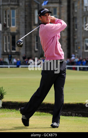 Deutschlands Martin Kaymer schlägt sich beim vierten Lauf der Open Championship 2010 in St Andrews, Fife, Schottland vom 2. Abschlag ab. Stockfoto