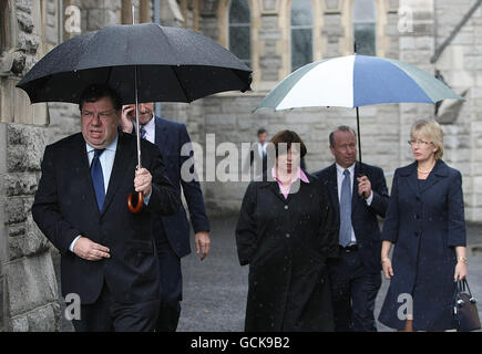 Taoiseach Brian Cowen (links) zusammen mit der Gesundheitsministerin Mary Harney (Mitte), ihrem Mann Brian Geoghegan (zweite rechts) und der Ministerin für Soziales und Familie Mary Hanafin (rechts) beim Entnahmedienst für den ehemaligen Generalanwalt Rory Brady in der Church of the Sacred Heart, Donnybrook, Dublin. Stockfoto