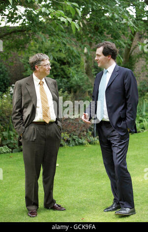 Bill Gates trifft mit George Osborne U.K. Kanzler Stockfoto