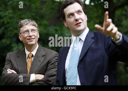 Bill Gates, Gründer von Microsoft Corp, blickt auf George Osborne, den britischen Finanzminister, während ihres Treffens im Garten der Downing Street 11 in London, Großbritannien, zu Wort Stockfoto