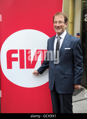 Richard Desmond, der Vorsitzende und Inhaber von Express Newspapers und OK! Das Magazin, das gerade den britischen Fernsehsender Channel Five gekauft hat, verlässt seine Büros im Zentrum von London. Stockfoto