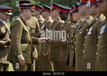 General Sir Timothy Granville-Chapman GBE KCB übergibt Operation Herrick Medaillen für den Dienst in Afghanistan, an Soldaten der 1. Regiment Royal Horse Artillery Parade, auf Tattoo Parade Ground, Tedworth Park, Tidworth. Stockfoto