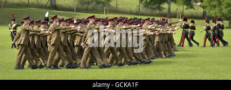 Soldaten des 1. Regiments Royal Horse Artillery Parade auf dem Tattoo Parade Platz im Tedworth Park, Tidworth, wie sie erhalten ihre Operation Herrick Medaillen für den Dienst in Afghanistan. Stockfoto