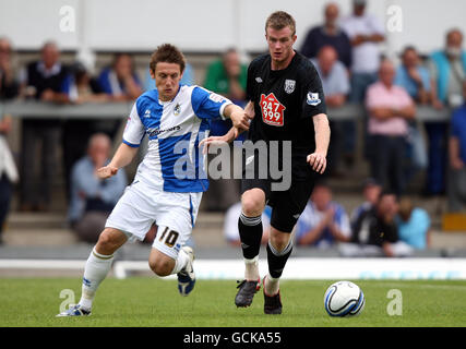 West Bromwich Albions Chris Brunt wird während der Pre-Season Friendly im Memorial Stadium, Bristol, von Darryl Duffy von Bristol Rovers herausgefordert. Stockfoto