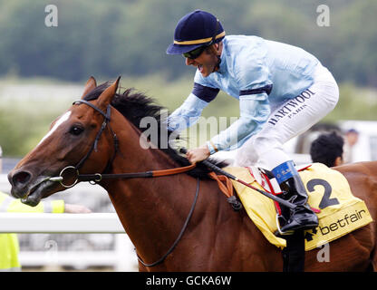 Pferderennen – Betfair Weekend King George Day – Ascot Racecourse. Der Harbinger unter Oliver Peslier gewinnt auf der Ascot Racecourse, Ascot, den King George VI und Queen Elizabeth Stakes. Stockfoto