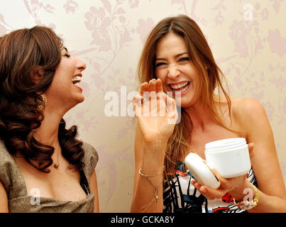 Lisa Snowdon (rechts) startet die Spa Fabulous Bio Kokos & Aloe beruhigende Gesichtsbehandlung, mit Schöpfer Neena Trehan im Spa Fabulous Shop in Surbiton Surrey, an diesem Nachmittag. Stockfoto