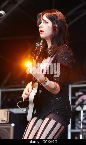 Die Dum Dum Girls auf der Bühne des 1-2-3-4 Festivals im Shoreditch Park in London. Stockfoto