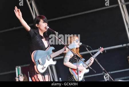 Die Dum Dum Girls auf der Bühne des 1-2-3-4 Festivals im Shoreditch Park in London. Stockfoto