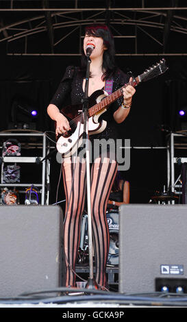 1-2-3-4 Shoreditch Festival. Die Dum Dum Girls auf der Bühne des 1-2-3-4 Festivals im Shoreditch Park in London. Stockfoto