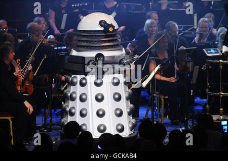 A Dalek tritt im Rahmen der BBC Proms Saison in der Royal Albert Hall in London mit Musik des BBC National Orchestra of Wales und Gesang des National Philharmonic Choir bei The Doctor Who Prom auf. Stockfoto