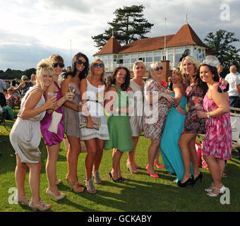 Pferderennen - Reben von Gatwick und Redhill Damen Abend - mit Mädchen B laut - Lingfield Park Stockfoto